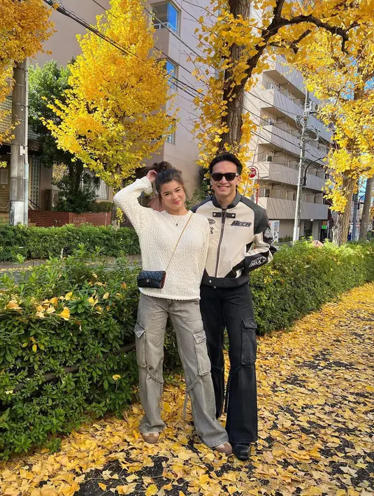 Lihat OOTD Jefri Nichol dan Maria Theodore saat liburan ke Jepang. Keduanya kompak kenakan celana cargo. [@jefrinicol]
