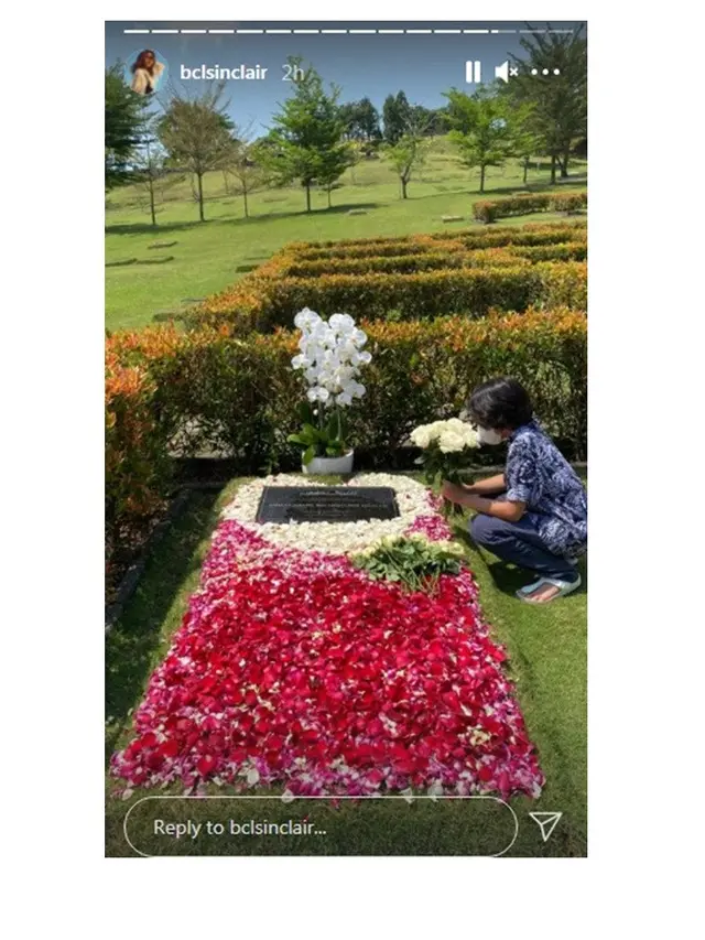 Rayakan Ulang Tahun, Ini 6 Potret Bunga Citra Lestari Ziarah ke Makam Ashraf Sinclair