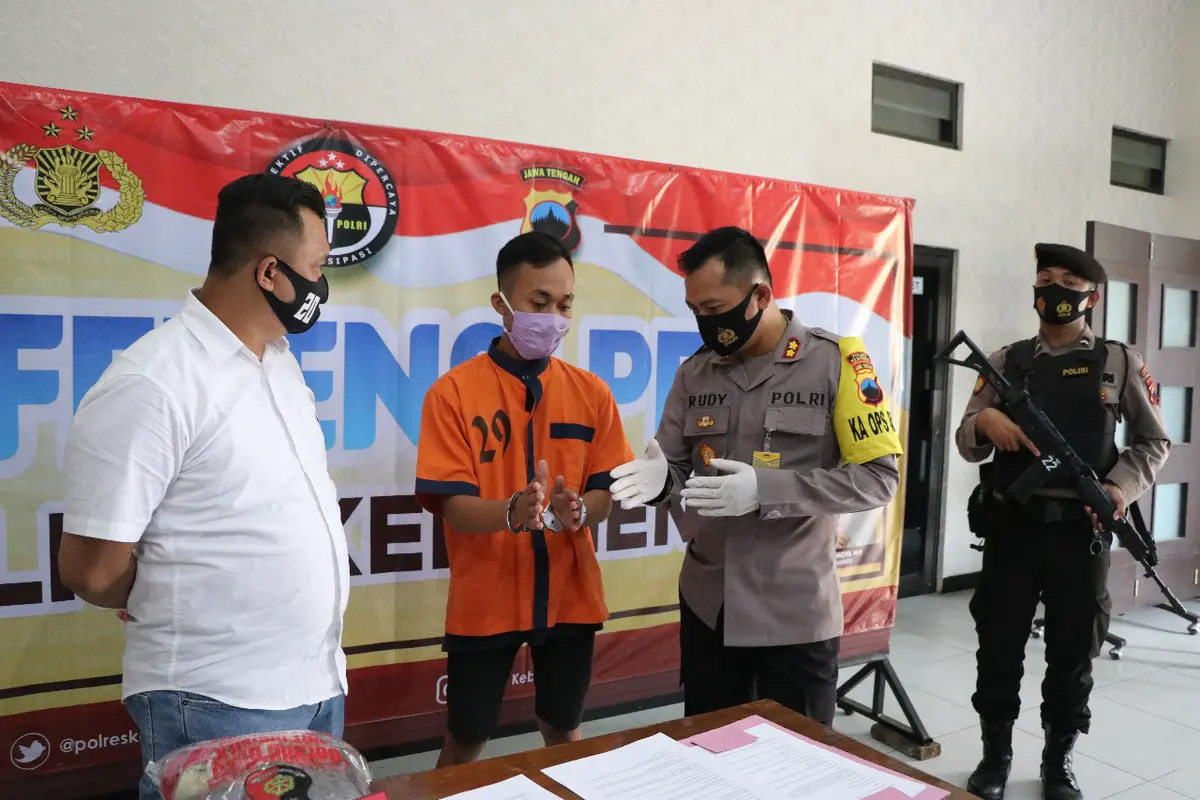 Polisi Kebumen menangkap KR (22) penjual ayam geprek berpenampilan perlente yang mencabuli gadis lugu. (Foto: Liputan6.com/Polres Kebumen)
