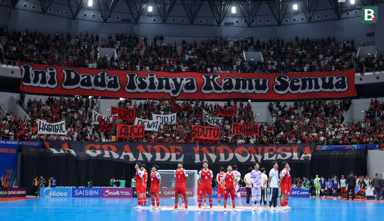 Para pemain Timnas Futsal Indonesia menyanyikan lagu Tanah Airku bersama para suporter setelah laga semifinal Piala Asia Futsal 2026 melawan Jepang di Indonesia Arena, Senayan, Jakarta, Kamis (05/02/2026). (Bola.com/Bagaskara Lazuardi)