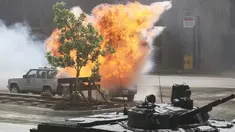 Aksi tempur membuka acara Pameran Pertahanan Internasional (IDEX) di Abu Dhabi, Minggu (19/2). IDEX 2017 diselenggarakan untuk ke-13 kalinya dan diikuti oleh 1.235 perusahaan dari 57 negara. (AP PHOTO/ Jon Gambrell)