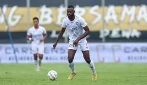 Pemain Arema FC, Charles Lokolingoy menggiring bola pada laga pekan pertama BRI Liga 1 2023/2024 antara Dewa United melawan Arema FC di Stadion Indomilk, Tangerang, Minggu (2/7/2023). (Bola.com/Bagaskara Lazuardi)
