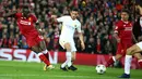 Pemain Liverpool, Sadio Mane mencetak gol ke gawang AS Roma pada laga leg pertama semifinal Liga Champions 2017-2018 di Anfield, Selasa (24/4). Liverpool mengalahkan AS Roma di kandang sendiri dengan skor 5-2. (AP/Dave Thompson)
