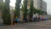 Pekerja PT Dover Chemical Berhamburan ke Luar Akibat Gempa di Banten. (Foto: Yandhi Deslatama/Liputan6.com)