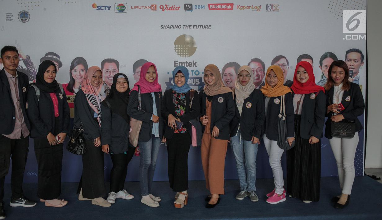Peserta berfoto di booth acara EMTEK Goes To Campus (EGTC) 2018 di Universitas Kristen Petra, Surabaya, Rabu (14/11). Gelaran EGTC ini bertujuan memperkenalkan dan mendekatkan Emtek media group pada generasi milenia. (Liputan6.com/Faizal Fanani)