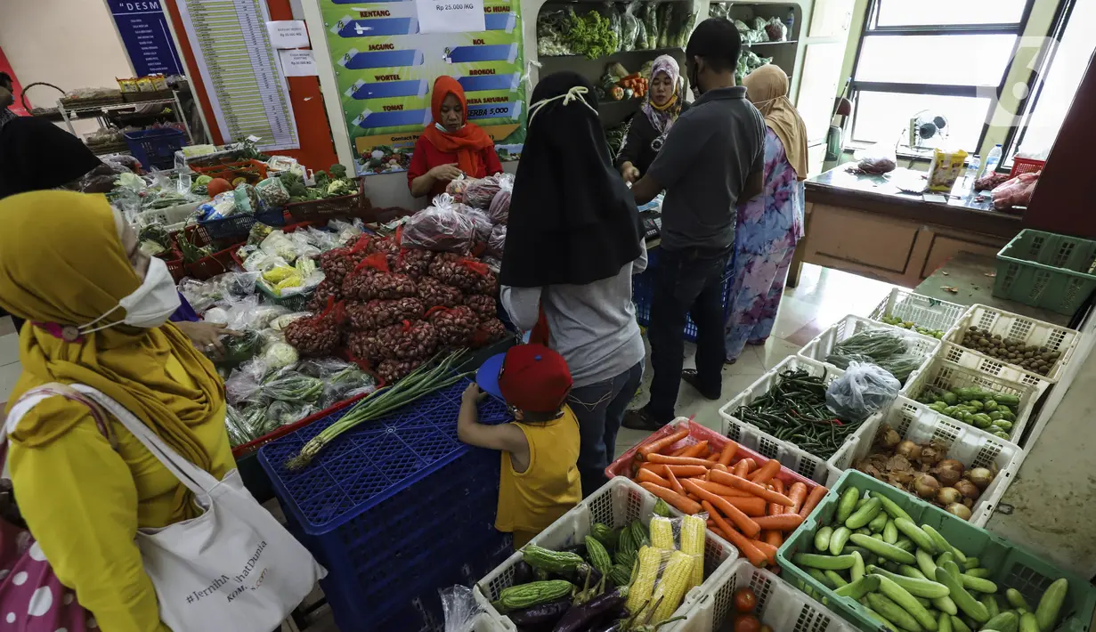 Aktivitas jual beli di Pasar Mitra Tani (PMT) Pasar Minggu, Jakarta Selatan, Jumat, (7/5/2021). Sehubungan libur Idul Fitri 1442 H, PMT tutup sementara yakni dari tanggal 12-16 Mei 2021. (Liputan6.com/Johan Tallo)