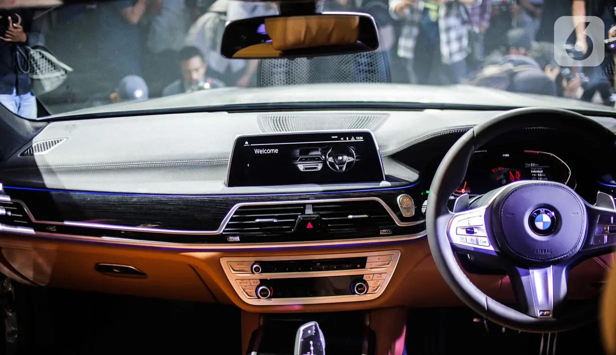 Interior dan panel dalam The New BMW 730Li M Sport dalam peluncuran BMW Seri 7 Long Wheelbase di Jakarta, Kamis (10/10/2019). Kedua varian BMW Seri 7 yang dipasarkan di Indonesia dirakit secara lokal di BMW Production Network 2, Gaya Motor, Sunter, Jakarta. (Liputan6.com/Faizal Fanani)