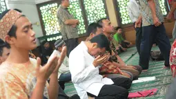 Jokowi saat menunaikan salat Jumat di Masjid Sunda Kelapa, Jakarta, Jumat (3/10/14). (Liputan6.com/Herman Zakharia)