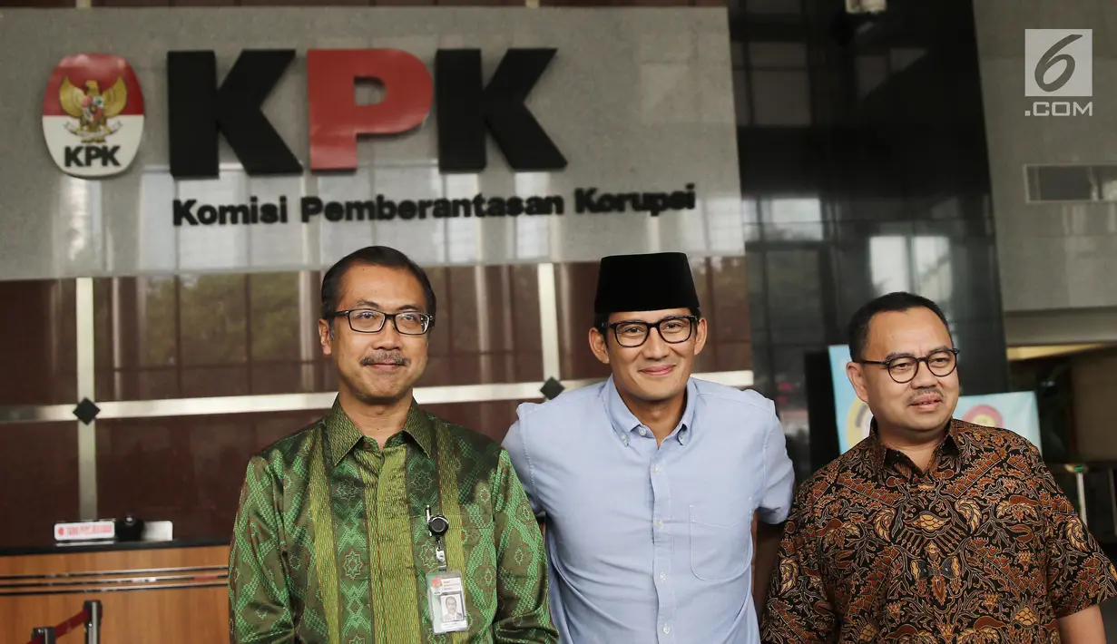 Bakal calon wakil presiden, Sandiaga Uno bersama eks Menteri ESDM, Sudirman Said dan Direktur LHKPN Cahya Hareffa (kiri) berpose saat tiba di gedung KPK untuk melaporkan LHKPN, Jakarta, Selasa (14/8). (Liputan6.com/Herman Zakharia)