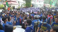 Aremania ekspresikan kekecewaan atas keputusan BOPI dan Menpora lewat demo di DPRD kota Malang.