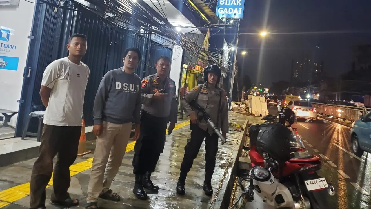 Dua kelompok warga terlibat tawuran di Jalan Dr. Saharjo, tepat di perbatasan Tebet–Setiabudi.