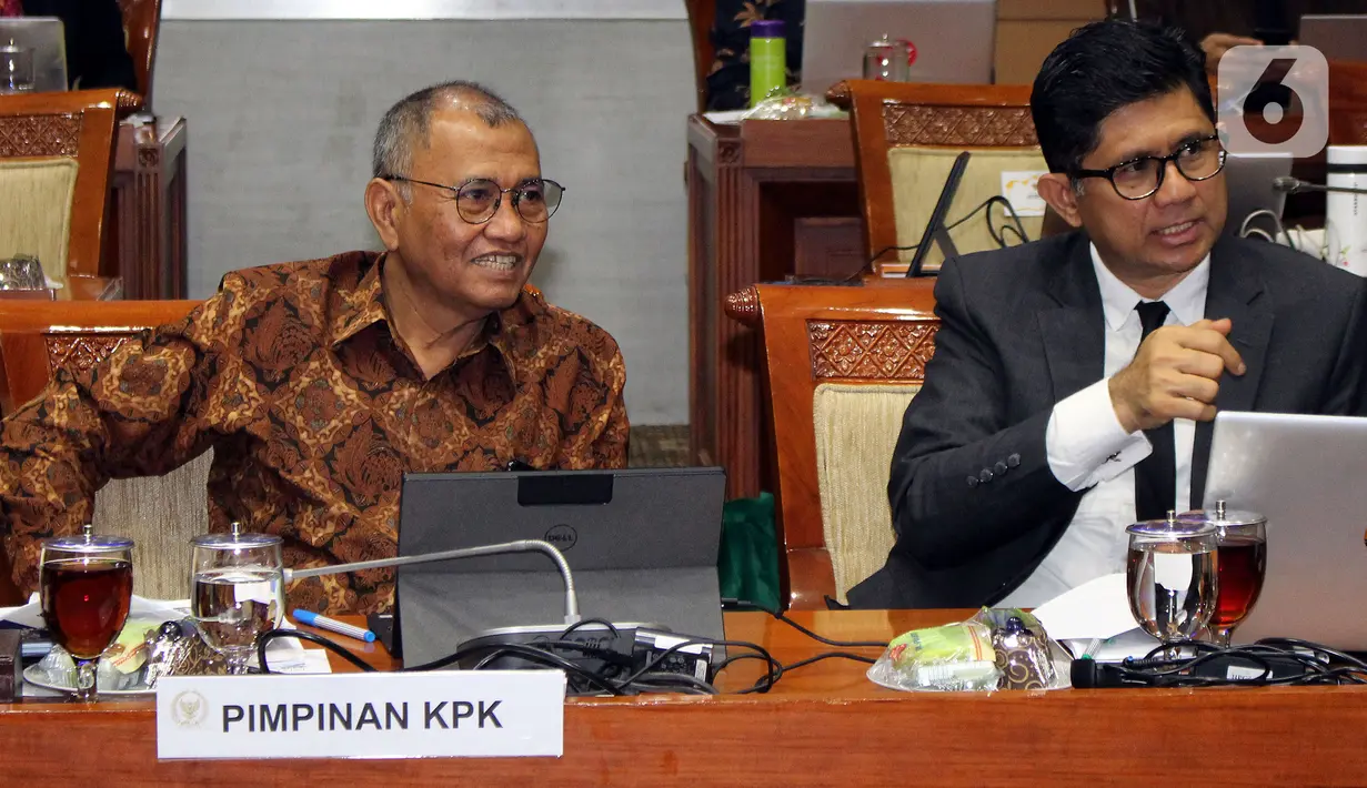Ketua Komisi Pemberantasan Korupsi (KPK) Agus Rahardjo (kiri) dan Wakil Ketua KPK La Ode Muhammad Syarif saat akan rapat dengan Komisi III DPR RI di kompleks Parlemen, Jakarta, Rabu (27/11/2019). Rapat membahas evaluasi kinerja KPK masa kerja 2015-2019. (Liputan6.com/Johan Tallo)