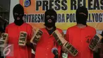 Tiga tersangka menunjukan barang bukti ganja kering pada gelar barang bukti narkotika di Polda DIY, Yogyakarta, Jumat (12/2/2016). Puluhan paket ganja kering yang siap di edarkan berhasil di sita pada gelar perkara tersebut. (Liputan6.com/Boy Harjanto)