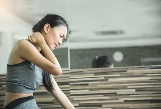 Ilustrasi sakit leher karena olahraga. (c) eggeeggjiew/Depositphotos.com