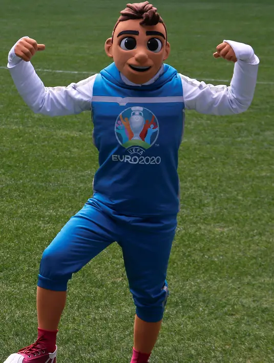 Skillzy, maskot resmi Piala Eropa 2020 berpose saat presentasi di Stadion Saint Petersburg, Rusia (27/3). Kota Saint Petersburg akan menyelenggarakan empat pertandingan termasuk pertandingan perempat final selama UEFA Euro 2020. (Reuters/Anton Vaganov)
