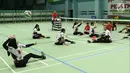Atlet bola voli duduk putri Asian Para Games Indonesia saat berlatih di Gelora Bung Karno Arena, Jakarta, Rabu (26/9). Latihan ini merupakan pelatnas voli duduk putri Indonesia setelah sebelumnya berlatih di Solo. (Liputan6.com/Helmi Fithriansyah)