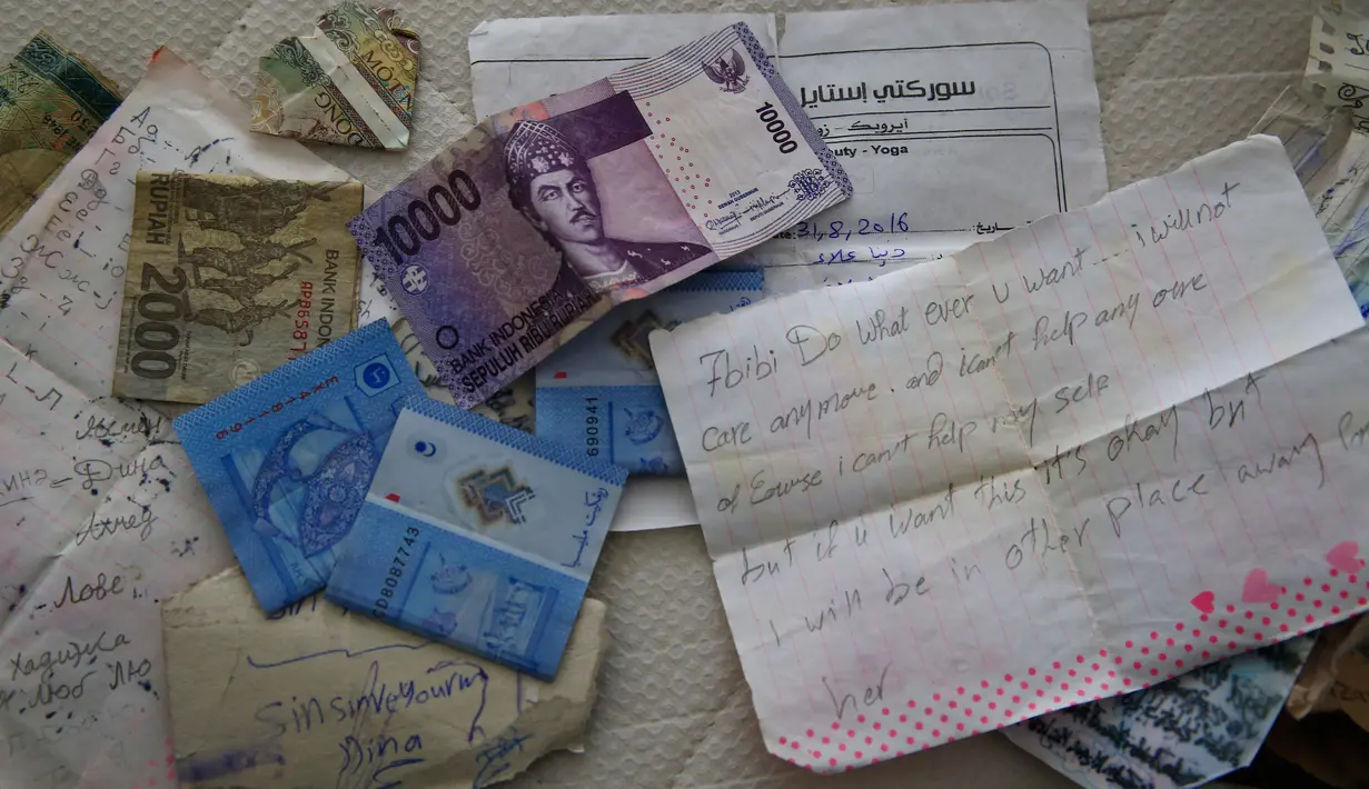 Sejumlah pecahan uang rupiah bersama mata uang yang berbeda ditemukan di apartemen pelaku serangan teror bernama Abdulgadir Masharipov (34 tahun) di klub malam mewah Reina pada malam Tahun Baru, Istanbul, Turki, 17 Januari 2017. (AP/Lefteris Pitarakis)