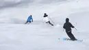 Pemain ski menuruni lereng di resor ski Dizin, sebelah utara ibu kota Tehran, Iran, Kamis (8/3). Iran, negara Timur Tengah yang terkenal dengan keganasan padang pasir ini memiliki wahana wisata ski es menakajubkan. (AP Photo/Vahid Salemi)