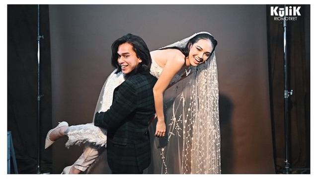 Bikin Baper, Ini 8 Gaya Pemotretan Haico dan Rangga Azof dengan Baju Pengantin