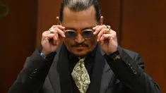 Aktor Johnny Depp bersaksi pada persidangan pencemaran nama baik di Fairfax County Circuit Courthouse, Fairfax, Virginia, Amerika Serikat, 19 April 2022. Johnny Depp menggugat mantan istrinya, Amber Heard, atas pencemaran nama baik. (JIM WATSON/POOL/AFP)