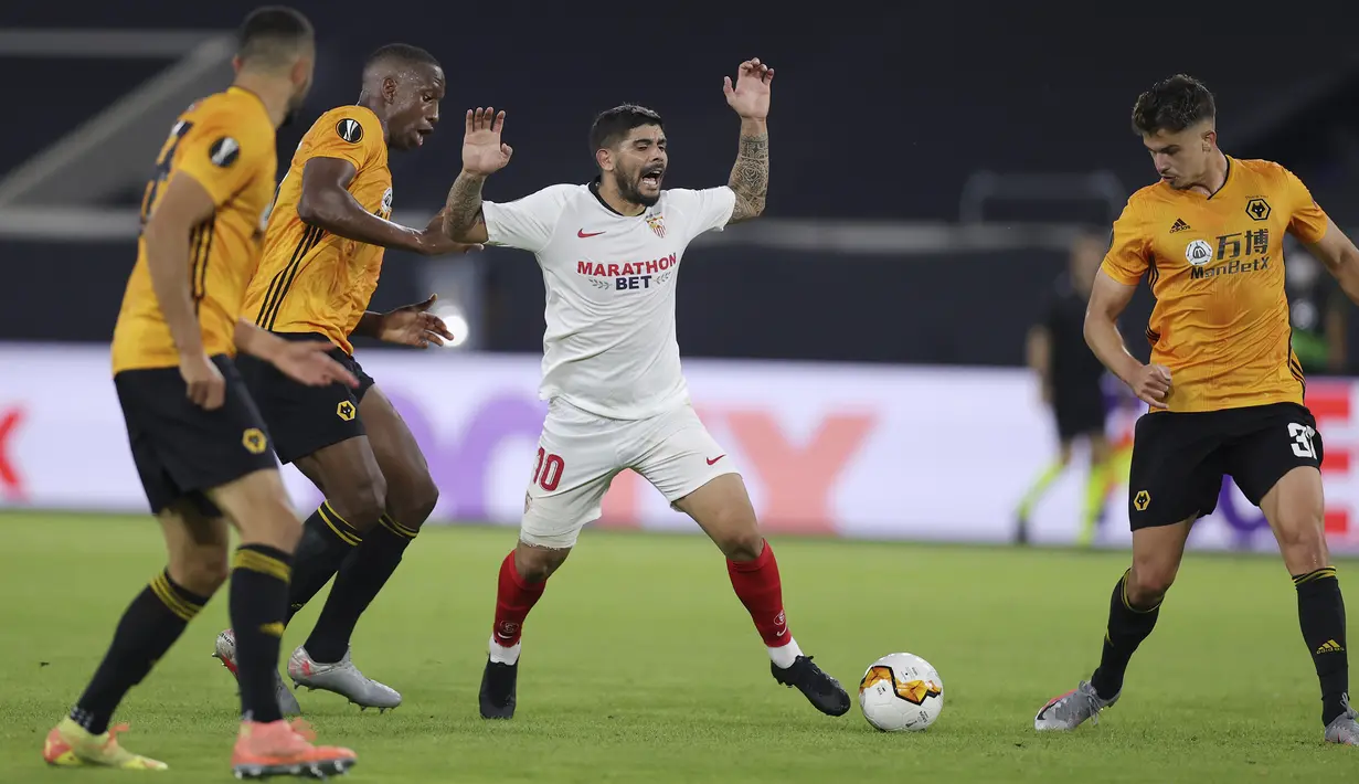 Pemain Sevilla Ever Banega (kedua kanan) menggiring bola melewati para pemain Wolverhampton Wanderers pada perempat final Liga Europa di MSV Arena, Duisburg, Jerman, Selasa (11/8/2020). Sevilla lolos ke semifinal usai mengalahkan Wolverhampton Wanderers 1-0. (Friedemann Vogel, Pool Photo via AP)
