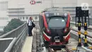 Keberadaan LRT Jabodebek akan menambah pilihan transportasi umum bagi masyarakat Jakarta dan sekitarnya selain MRT dan Bus Transjakarta. (merdeka.com/Arie Basuki)