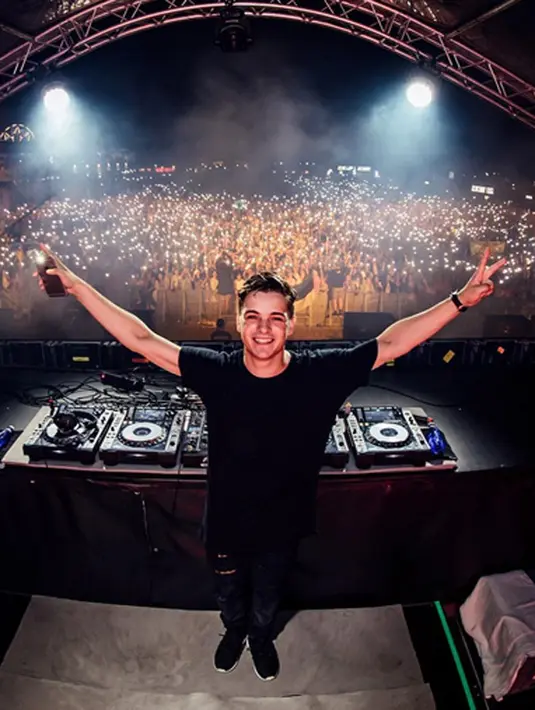 Om telolet, video sekelompok orang yang berdiri di pinggir jalan sambil menantikan sebuah bis yang lewat. Ketika bis itu lewat, sekelompok orang itu pun berteriak ‘Om telolet om’, untuk meminta supir bis membunyikan klaksonnya. (Instagram/Martingarrix)