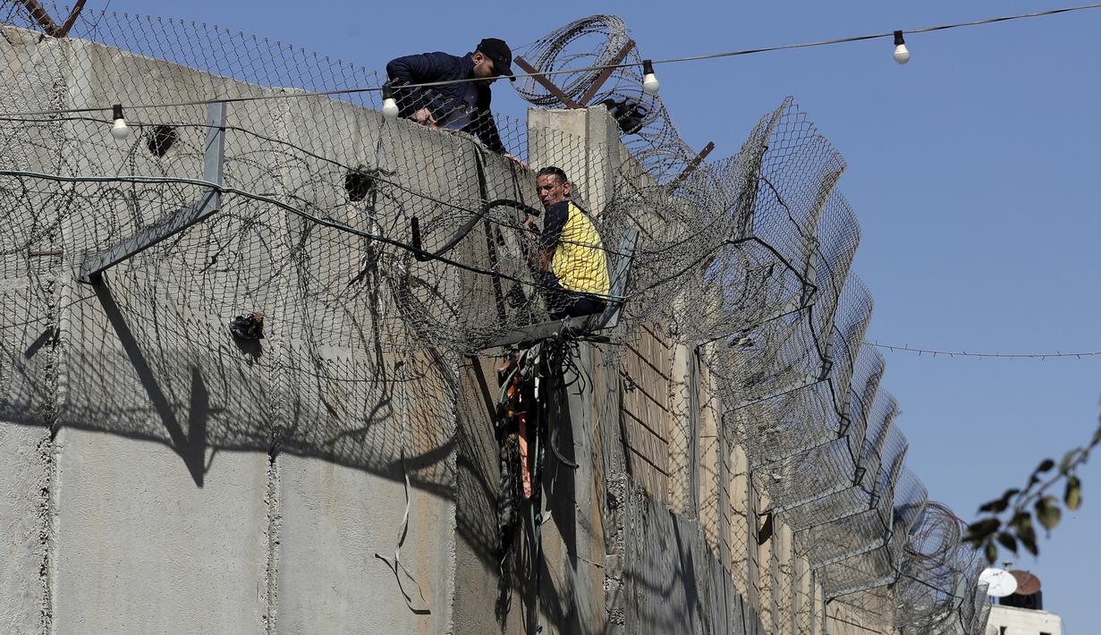 FOTO: Cari Kerja, Warga Palestina Nekat Panjat Pagar ...
