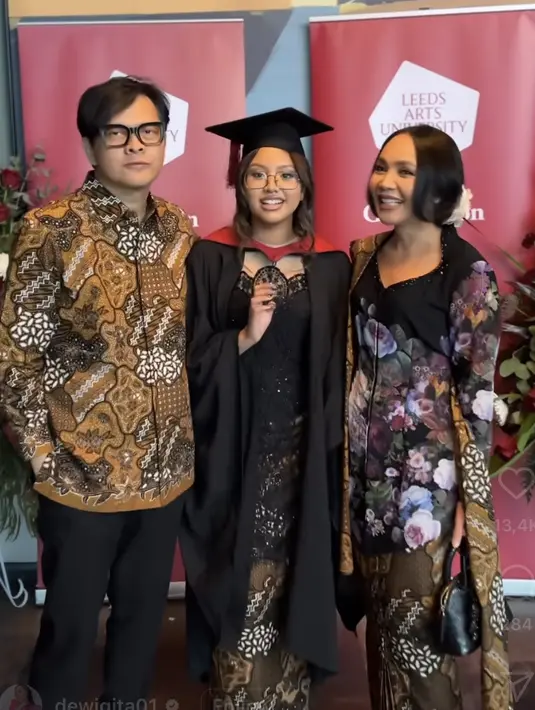 Naja tampil elegan dibalut kebaya hitam panjang berbordir dipadukan dengan kain batik sarimbit Sekar Jagad Jawa Barat sebagai bawahan. @dewigitw01