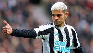Pemain Newcastle United Bruno Guimaraes memberi isyarat saat melawan Wolverhampton Wanderers pada pertandingan sepak bola Liga Inggris di St. James' Park, Newcastle, Inggris, 12 Maret 2023. Newcastle United mengalahan Wolverhampton Wanderers dengan skor 2-1. (Owen Humphreys/PA via AP)