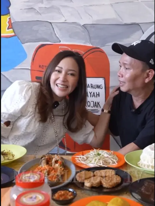 "Ya kayak mimpi masyaallah artis nomor satu ya, baik banget bisa datang ke warung ayah, makasih ya neng," kata ayah Rozak. [Instagram/maiaestiantyreal]