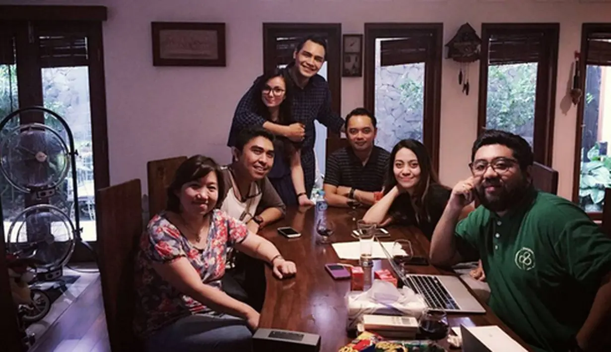 "Pasangan teromantis dan bahagia selalu" begitulah keterangan foto yang ditulis pemilik akun gallery_vandah. Asmirandah dan suami sedang mengikuti workshop. (Instagram/vandahofficial)