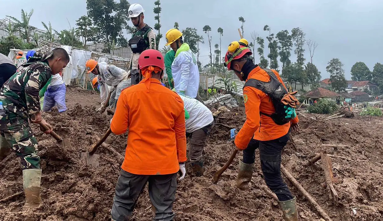 Meski dilakukan secara terbatas, tim SAR gabungan berhasil menemukan dua jenazah korban dengan rincian, pada pukul 11.06 WIB ditemukan satu jenazah di worksite A2, dan pada pukul 15.46 WIB kembali ditemukan satu body pack di lokasi yang sama. Tampak dalam foto, tim SAR gabungan saat melakukan upaya pencarian dan penyelamatan korban longsor di Desa Pasirlangu, Cisarua, Kabupaten Bandung Barat, Jawa Barat, Rabu (28/1/2026). (Basarnas)