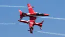 Tim aerobatik Angkatan Udara India, Suryakiran, melakukan manuver pada hari pertama Aero India 2023 di pangkalan udara Yelahanka, Bengaluru, India, 13 Februari 2023. Aero India adalah acara dua tahunan dengan demonstrasi terbang oleh tim stunt dan militer serta komersial paviliun tempat perusahaan penerbangan memamerkan produk dan teknologinya. (AP Photo/Aijaz Rahi)