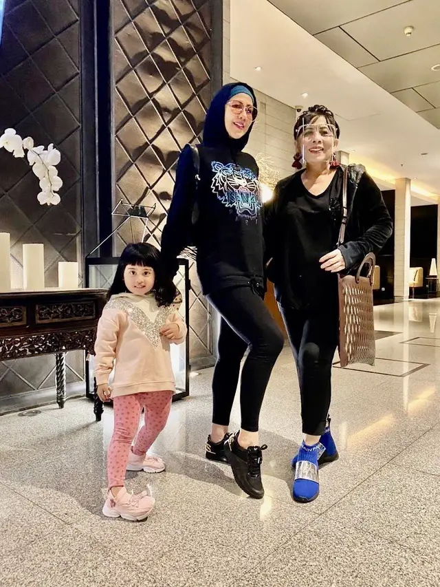 Potret Ibunda Venna Melinda yang Tampil Stylish di Usia Senja