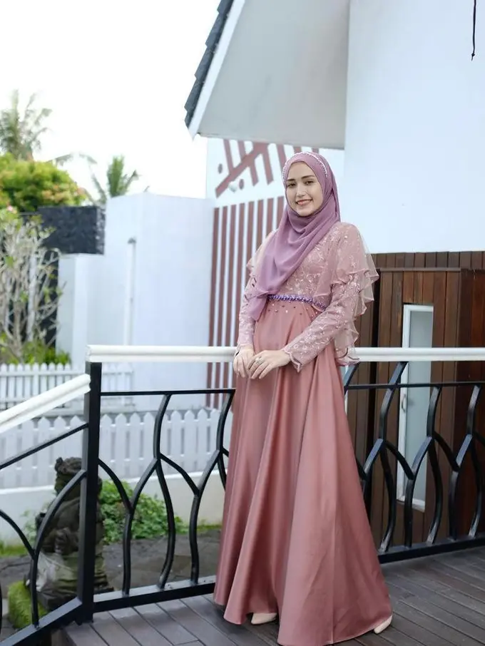 7 Model Baju Brokat Kombinasi Satin Terbaru yang Elegan untuk Hari Raya, Aghnia Punjabi-Ashanty