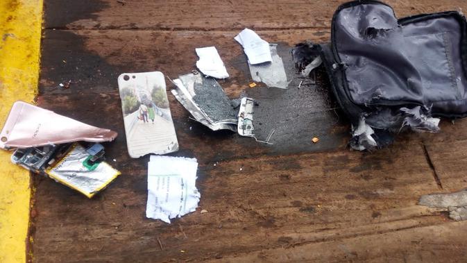 Benda-benda yang diduga milik korban pesawat Lion Air JT 610 yang jatuh di perairan Karawang. (Twitter.com/Sutop PN)
