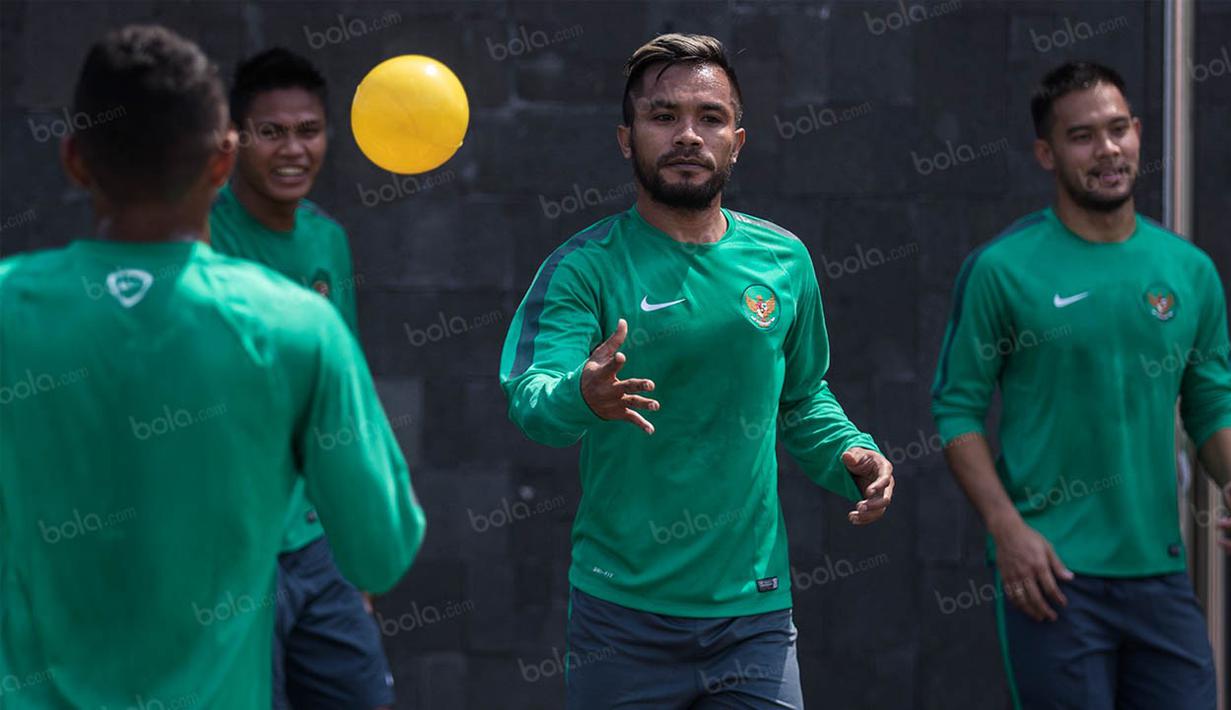 Bintang Persib Bandung, Zulham Zamrun, melempar bola saat latihan bersama timnas Indonesia jelang laga persahabatan melawan Malaysia. (Bola.com/Vitalis Yogi Trisna)