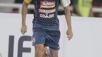 Kapten Arema FC, Dedik Setiawan, saat pertandingan melawan Persija Jakarta pada laga Liga 1 di SUGBK, Jakarta, Sabtu (31/3/2018). Persija menang 3-1 atas Arema FC. (Bola.com/M Iqbal Ichsan)