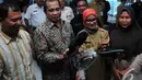 Menteri Desa, Pembangunan Daerah Tertinggal dan Transmigrasi, Marwan Jafar memberikan sepatu saat blusukan perdananya di Kabupaten Lebak, Banten, Rabu (5/11/2014) (Liputan6.com/Johan Tallo)