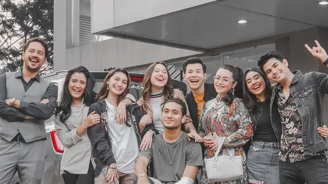 Gabung di Love Story The Series, Ini 6 Potret Fiolina Tejaay Bareng Para Pemain