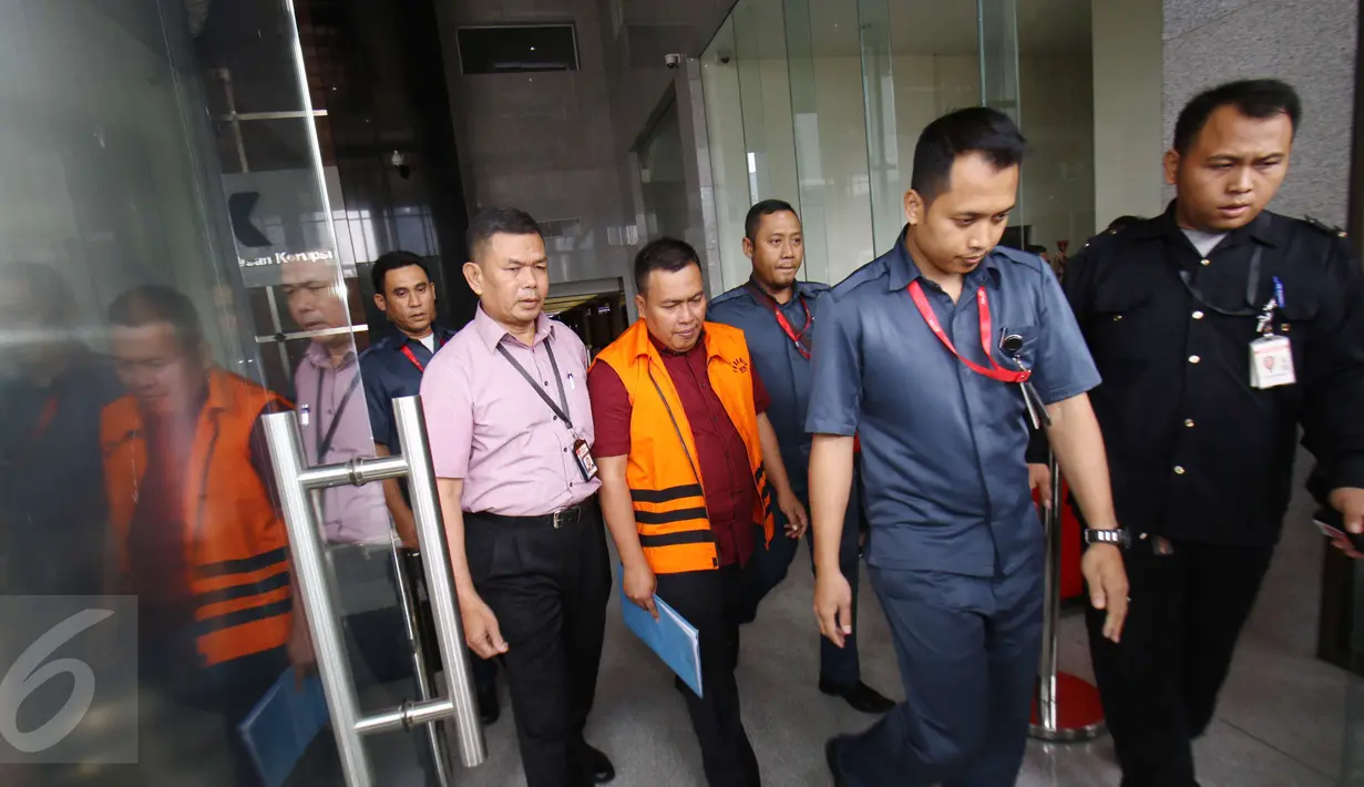 Dirut PT Mahkota Negara, Marisi Matondang meninggalkan gedung KPK usai menjalani pemeriksaan sebagai tersangka, Jakarta, Kamis (2/3). Marisi diperiksa sebagai tersangka atas kasus pengadaan alat kesehatan. (Liputan6.com/Helmi Afandi)