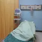 Saat gempa menggoyang Pekalongan, Nenek Aminah tidur di sebelah kamar adiknya. (Liputan6.com/Fajar Eko Nugroho)
