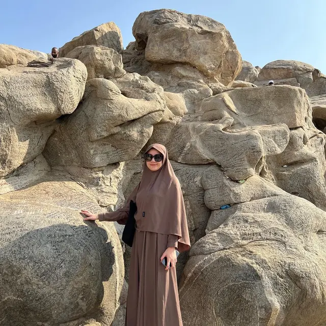 7 Potret Terbaru Jessica Anastasya 'Si Eneng' yang Mantap Berhijab Pasca Umroh