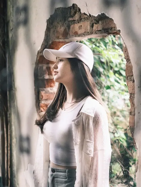 Meski tanpa senyum, bintang sinetron Anak Langit ini tetap terlihat memesona. Kenakan topi dan rambut panjangnya digerai, Ranty Maria makin cantik. Padukan crop tank top berwarna abu-abu dan cardigan berwarna putih dengan celana jeans, penampilan simpel Ranty Maria ini stylish dan bisa jadi inspirasi. (Liputan6.com/IG/@rantymaria)