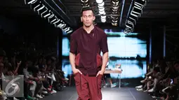 Model mengenakan busana karya Danjyo Hiyojo dalam ajang Men Fashion Week 2015 di Plaza Indonesia, Jakarta, Sabtu (19/9/2015). Para model menggunakan lensa mata yang membuat mereka terlihat unik. (Liputan6.com/Angga Yuniar)