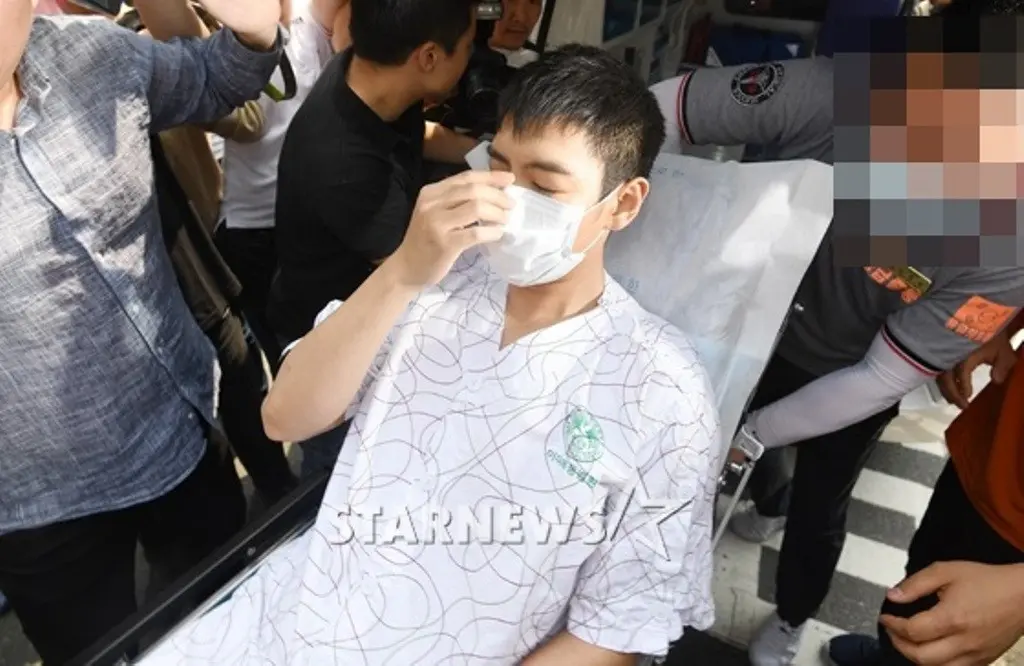 T.O.P Big Bang keluar dari rumah sakit (foto : Star News)