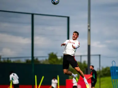 Pemain MU, Mason Mount, menunjukkan kebolehan menyundul bola di udara saat latihan perdana jelang mengarungi musim 2023/2024 yang berlangsung di Carrington, Jumat (7/7/2023). (Twitter/@ManUtd)