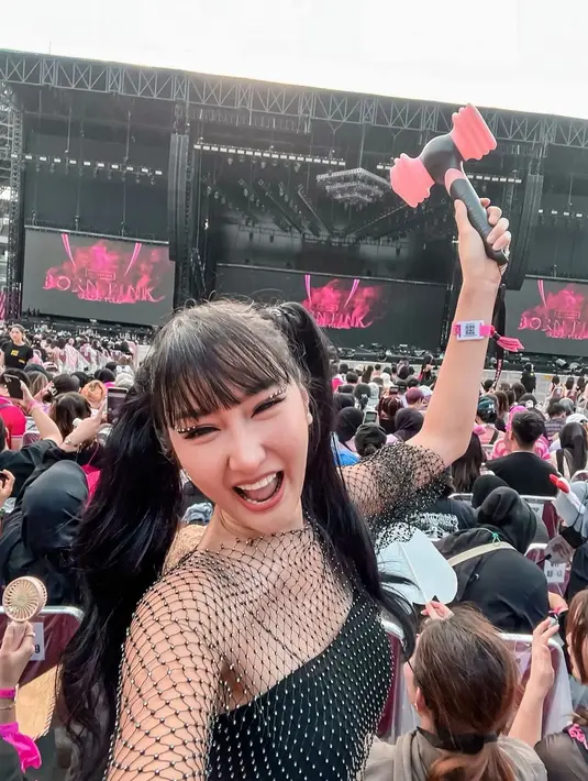 <p>Keseruan Lucinta Luna, artis yang ikut hadir saat soundcheck sebelum konser Blackpink dimulai. Melansir dari akun instagramnya @lucintaluna_manjalita, ia hadir menggunakan kemben dan celana hitam dengan luaran berjaring. (Instagram/lucintaluna_manjalita)</p>