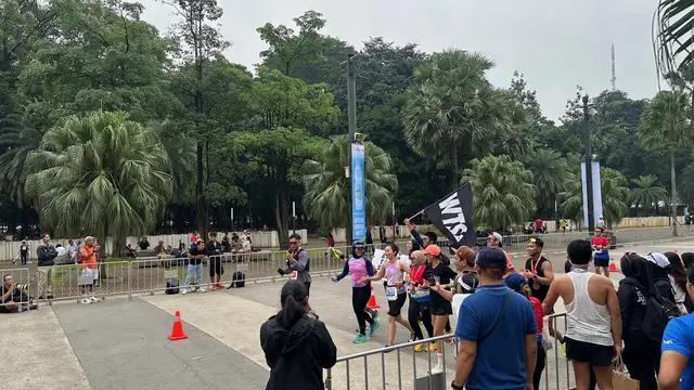 Sejumlah pelari Jakarta International Marathon (JAKIM) 2025 saat menuju garis finish.